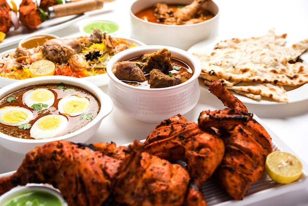Różne indyjskie przepisy na potrawy nie wegetariańskie podawane w grupie. Obejmuje kurczaka curry, baraninę masala, anda lub curry jajeczne, kurczak maślany, biryani, murg tandoori, chicken-tikka i naa, roti na ramadan
