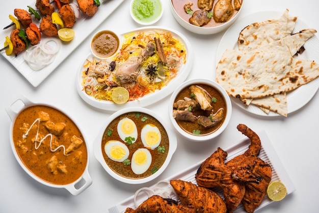 Różne Indyjskie Przepisy Na Potrawy Nie Wegetariańskie Podawane W Grupie. Obejmuje Kurczaka Curry, Baraninę Masala, Anda Lub Curry Jajeczne, Kurczak Maślany, Biryani, Murg Tandoori, Chicken-tikka I Naa, Roti Na Ramadan