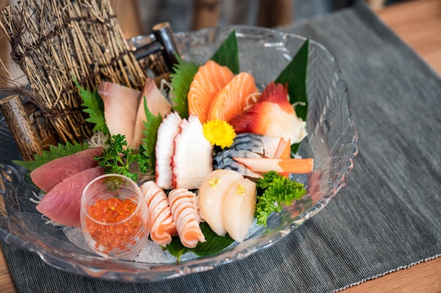 Różne japońskie świeże sashimi zestaw ryb i owoców morza