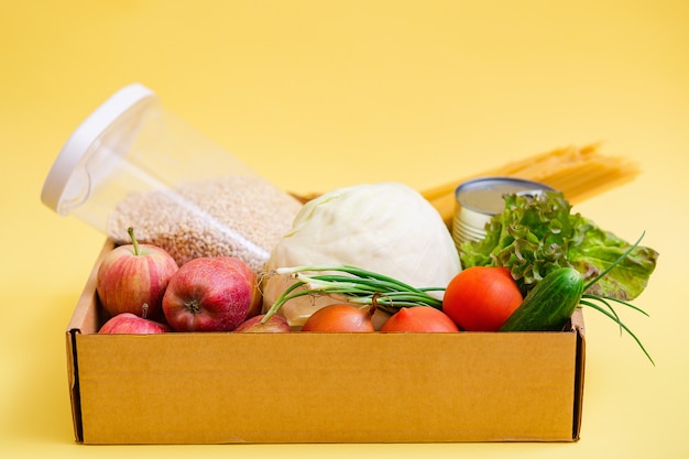 różne jedzenie w kartonowym pudełku, koncepcja darowizny.