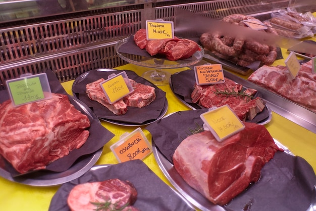 Różne kawałki mięsa wyeksponowane w blacie lodówki rzeźniczej