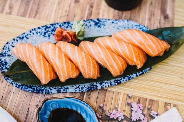 Zdjęcie różne kawałki sushi na czarnym stole nigiri