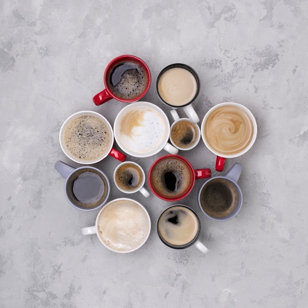 Zdjęcie różne kawy w różnych filiżankach na betonowym szarym stole