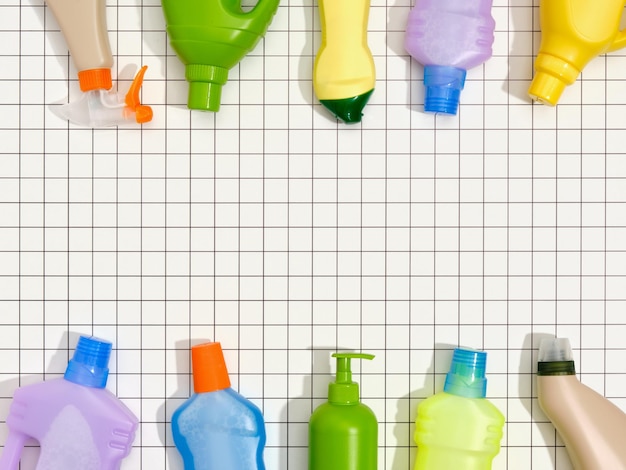 Różne kolorowe detergenty i środki czyszczące Kopiowanie miejsca na tekst płaski układ Sprzątanie gospodarstwa domowego