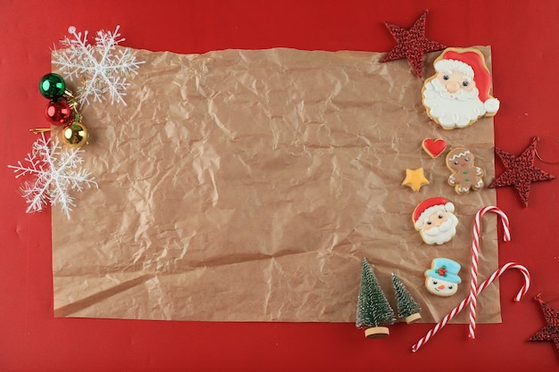 Różne kształty domowych ciastek cukrowych na Boże Narodzenie