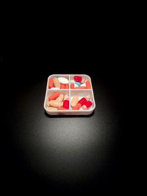 Zdjęcie różne leki w pojemniku na zdrowie