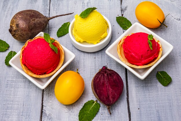 Różne lody buraczane i pomidorowe, sorbet, lody