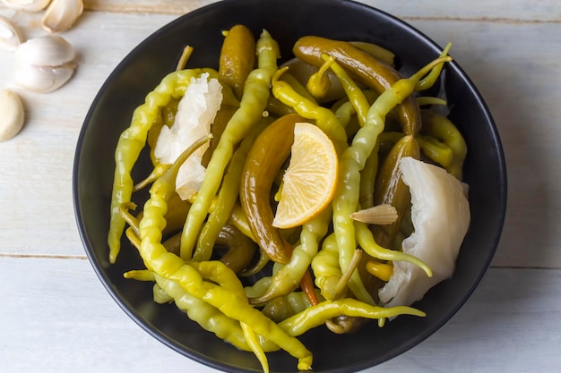 Różne marynowane warzywa w misce - talerz, nazwa turecka; tursu.