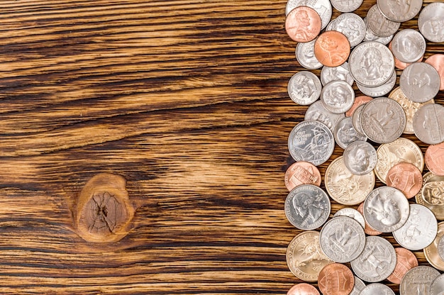 Różne monety dolarowe na drewnianym tle