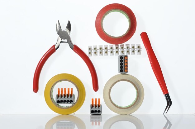 Różne narzędzia do naprawy elektroniki ułożone na białym tle