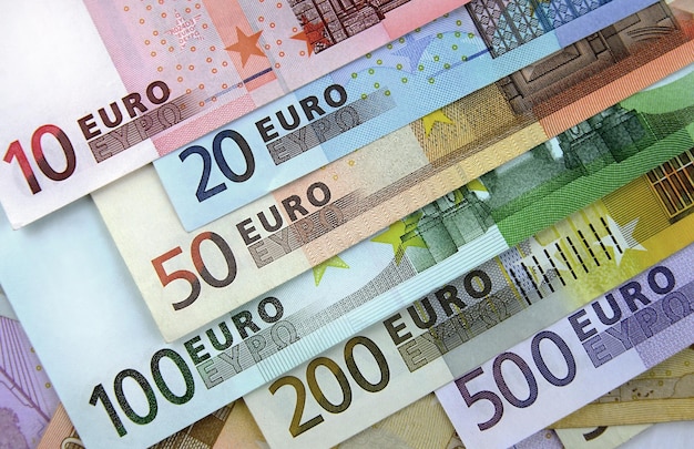 Zdjęcie różne nominały banknotów euro