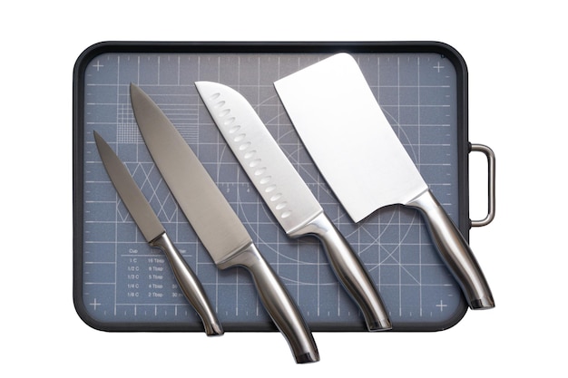 Różne noże kuchenne, nożyczki i deska do krojenia