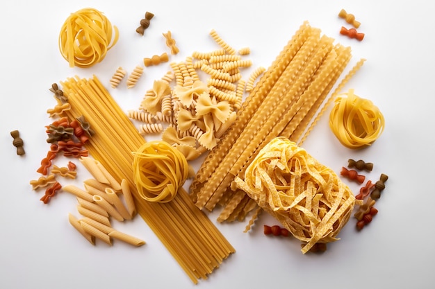 Różne Odmiany Tapet Z Makaronem. Wymieszaj Makaron, Spaghetti Na Białym Tle