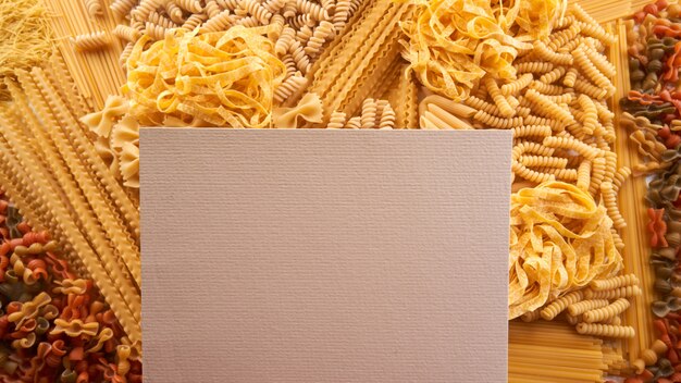 Zdjęcie różne odmiany tapet z makaronem. wymieszaj makaron, spaghetti z pustym miejscem na tekst