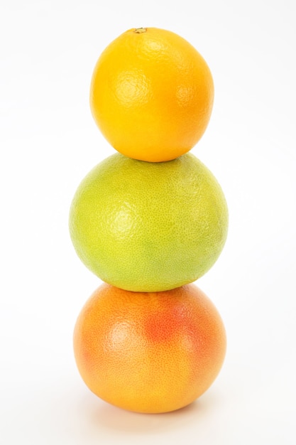 Różne owoce cytrusowe na białej powierzchni