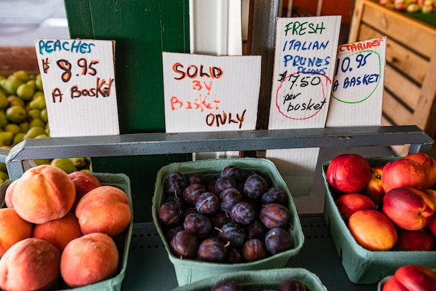 Zdjęcie różne owoce na sprzedaż na targu