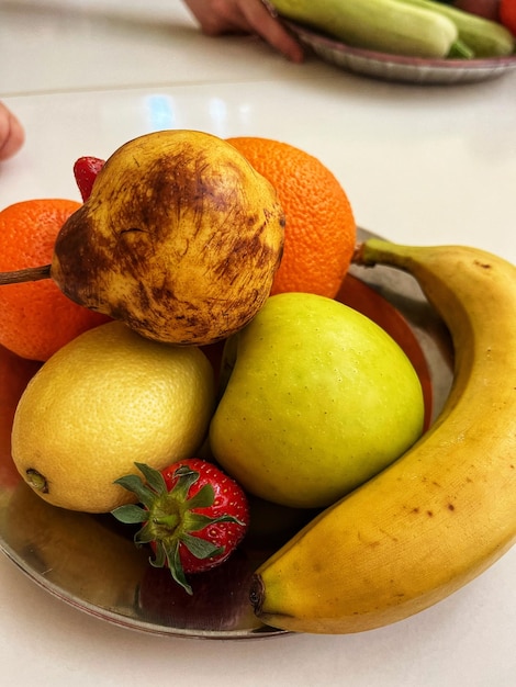Zdjęcie różne owoce na stole