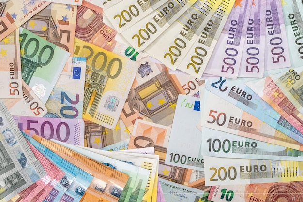 różne papierowe banknoty euro prawne waluta Unii Europejskiej