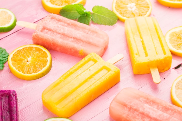 Różne Popsicles świeżych Owoców Umieszczone Na Tle Drewnianej Deski