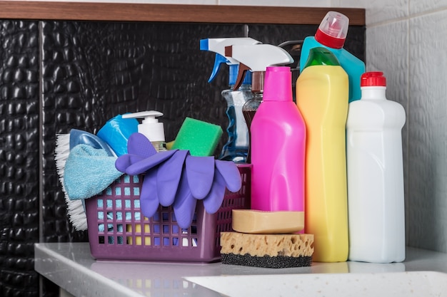 Różne produkty i środki czyszczące w łazience