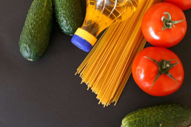 Różne Produkty. Spaghetti, Makaron, Pomidory, Ogórki I Roślinny Olej Słonecznikowy.