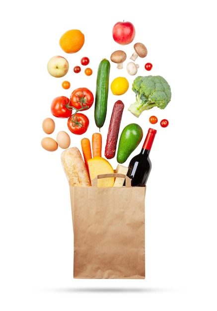 Różne produkty spożywcze w papierowych torebkach do recyklingu izolowane na białym tle