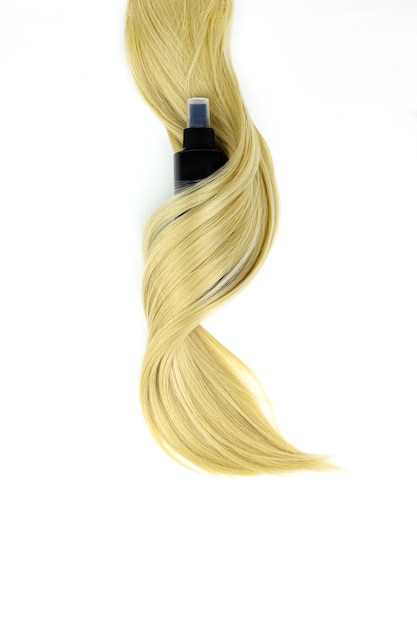 Różne profesjonalne narzędzia fryzjerskie lakier do włosów i pasmo blond włosów na białym tle materiały do przedłużania włosów i kosmetyki do pielęgnacji włosów peruka