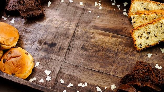 Różne rodzaje ciast ułożonych na drewnianej tacy
