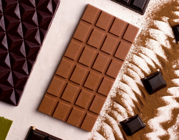 Różne rodzaje czekolady na białym tle z bliska. Widok z góry