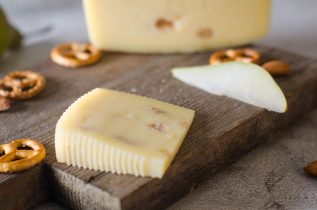Różne rodzaje głów i kawałków sera na drewnianej desce