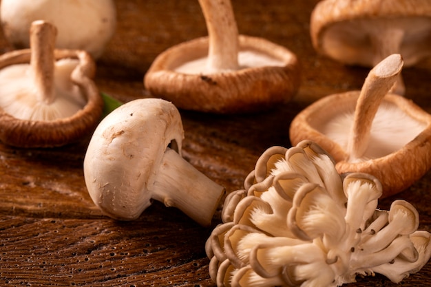 Różne rodzaje grzybów na drewnianym stole.