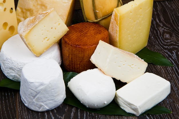 Różne rodzaje miękkiego i twardego sera