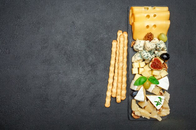 Różne rodzaje sera na płycie kamiennej