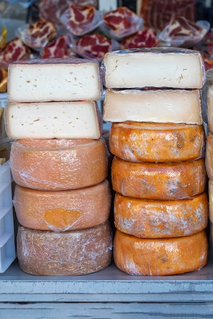 Zdjęcie różne rodzaje sera rzemieślniczego od lokalnych rolników na sprzedaż na ulicznym targu