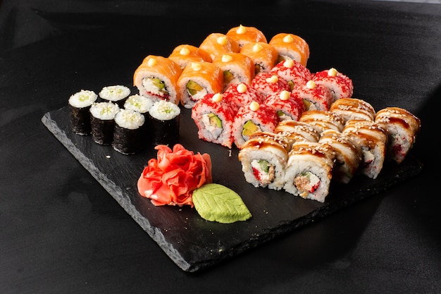 Różne rodzaje sushi podawane na czarno