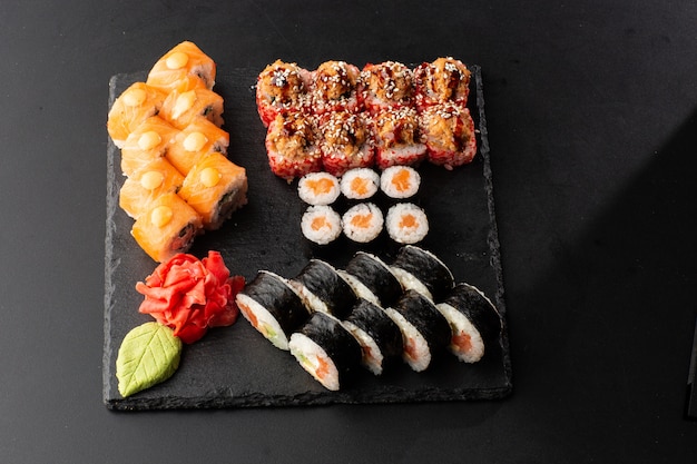 Różne rodzaje sushi podawane na czarno