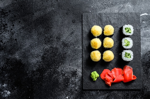Różne Rodzaje Sushi Podawane Na Czarnym Kamieniu. Widok Z Góry.
