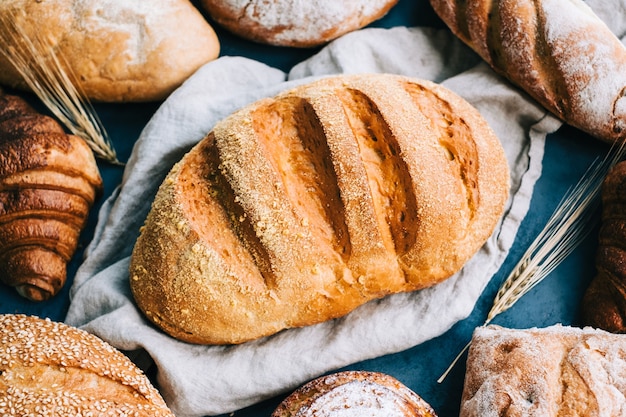 Różne rodzaje świeżego pieczywa i piekarni na stole.