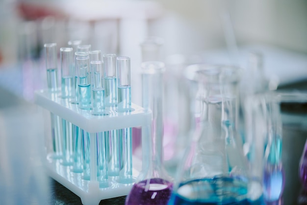 Różne rurki testowe laboratoryjne zawierające kolorową ciecz