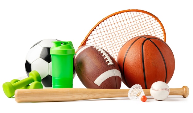 Różne sprzęty sportowe izolowane na białym tle