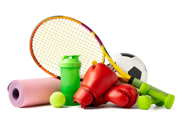 Różne sprzęty sportowe izolowane na białym tle
