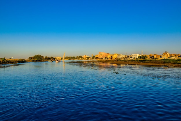 Różne statki na Nilu w Luksorze w Egipcie