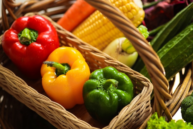 Różne surowe warzywa w koszyku