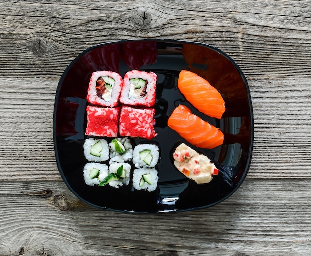 Różne sushi na białej talerzu