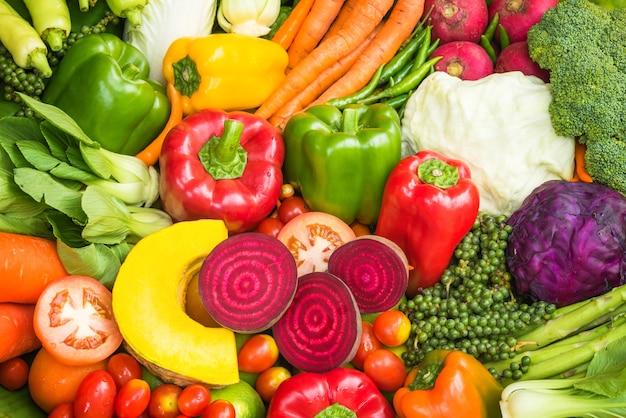 Różne świeże owoce i warzywa do jedzenia zdrowego