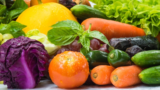 Różne świeże owoce i warzywa do jedzenia zdrowych i myte