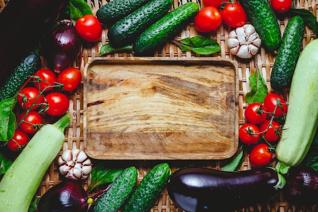 Różne świeże warzywa na tle rattanu Koncepcja zdrowego odżywiania i gotowania