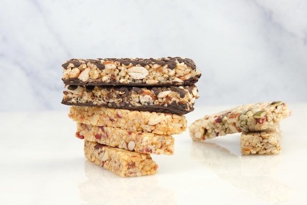 Różne tabliczki granoli na tle stołu Płytki granoli zbożowych Płyty śniadaniowe Superfood z owsiem