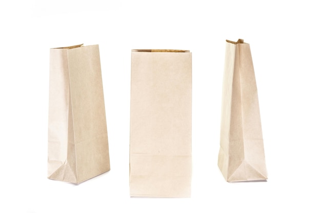 Różne torby z papieru kraft izolowane na białym tle