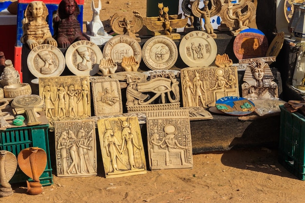 Zdjęcie różne tradycyjne egipskie pamiątki na sprzedaż na targu ulicznym